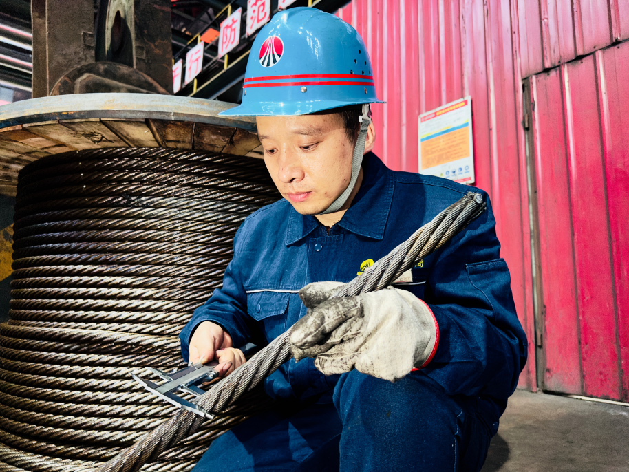 “鉗”心鑄夢 小銼刀磨礪出“大工匠”——記“陜西省技術能手”羅海生 “鉗”心鑄夢 小銼刀磨礪出“大工匠”——記“陜西省技術能手”羅海生