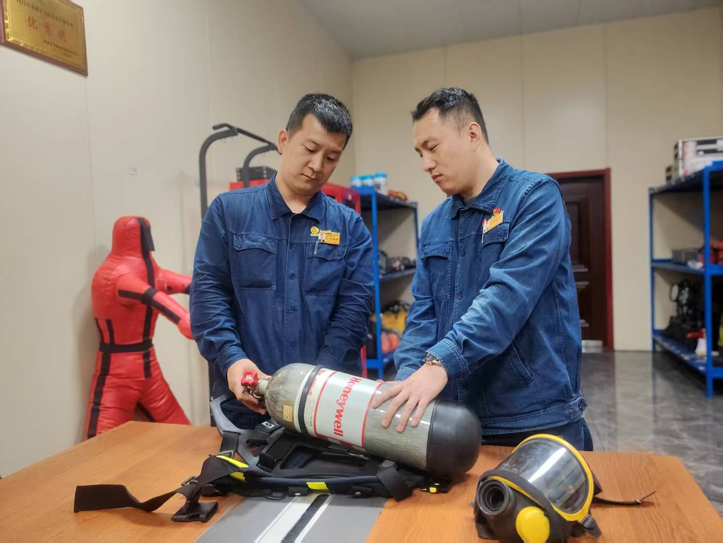 安全生產(chǎn)的“護(hù)航人”——記2024年度陜鋼集團(tuán)“安全先進(jìn)工作者”李春雨 安全生產(chǎn)的“護(hù)航人”——記2024年度陜鋼集團(tuán)“安全先進(jìn)工作者”李春雨