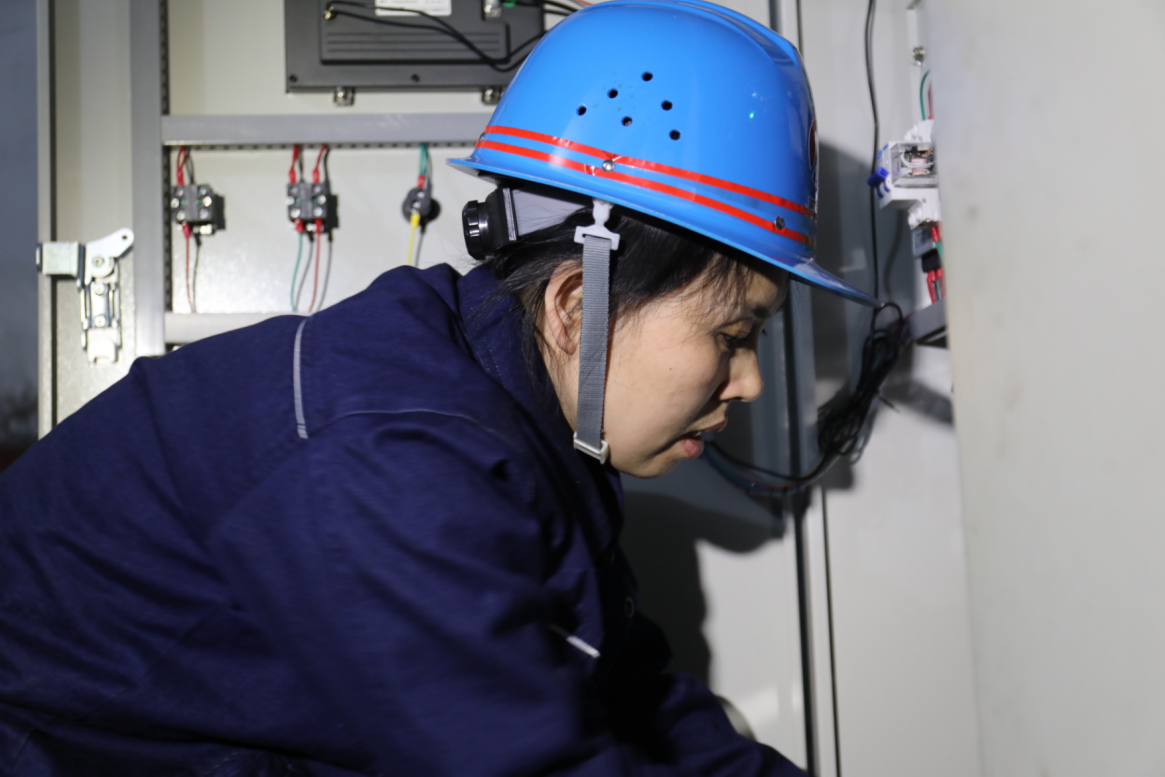 萬里長風(fēng)起 “鋼鐵玫瑰”綻芳華——記陜煤集團(tuán)第八屆“巾幗能手”馮燕 萬里長風(fēng)起 “鋼鐵玫瑰”綻芳華——記陜煤集團(tuán)第八屆“巾幗能手”馮燕