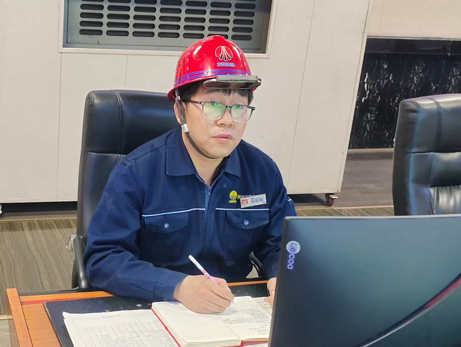 爐前十九載 鋼花映匠心——記第三屆陜鋼工匠劉海瑞 爐前十九載 鋼花映匠心——記第三屆陜鋼工匠劉海瑞