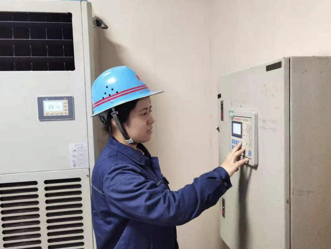 “電”淬鋼花映藍(lán)裝 青春當(dāng)“燃”綻鋒芒——記“陜西省機(jī)械冶金建材系統(tǒng)技術(shù)能手”黨青霞 “電”淬鋼花映藍(lán)裝 青春當(dāng)“燃”綻鋒芒——記“陜西省機(jī)械冶金建材系統(tǒng)技術(shù)能手”黨青霞