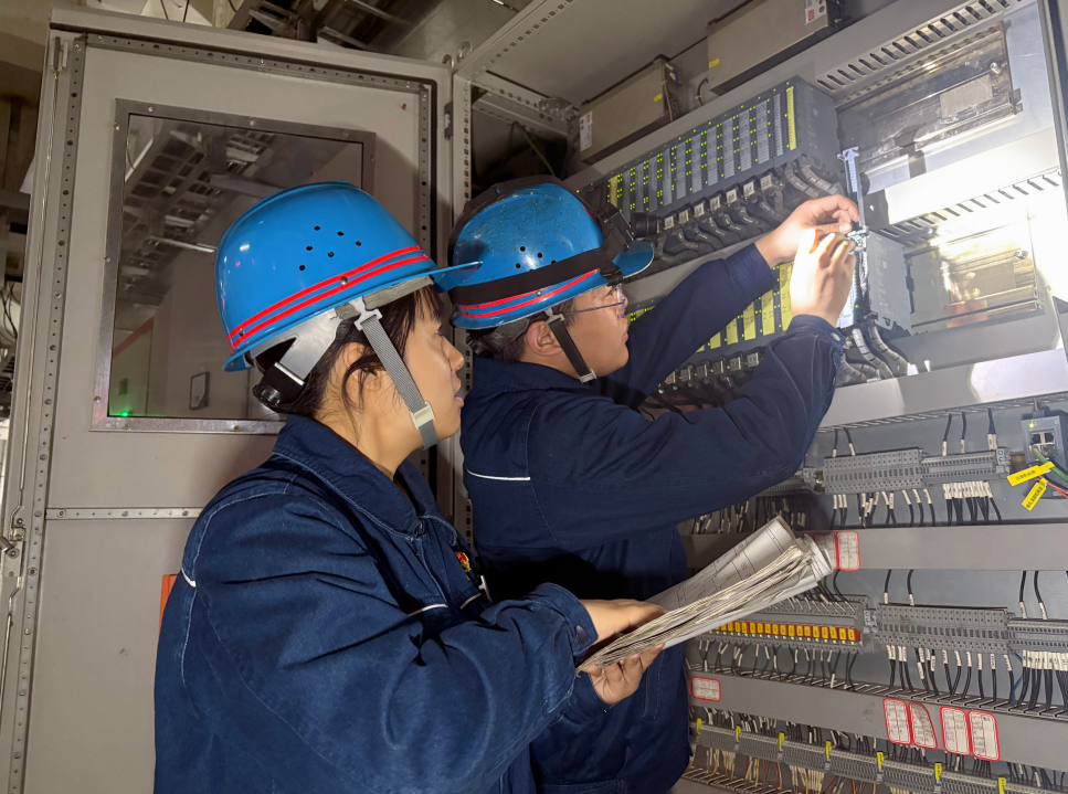 “電”淬鋼花映藍(lán)裝 青春當(dāng)“燃”綻鋒芒——記“陜西省機(jī)械冶金建材系統(tǒng)技術(shù)能手”黨青霞 “電”淬鋼花映藍(lán)裝 青春當(dāng)“燃”綻鋒芒——記“陜西省機(jī)械冶金建材系統(tǒng)技術(shù)能手”黨青霞