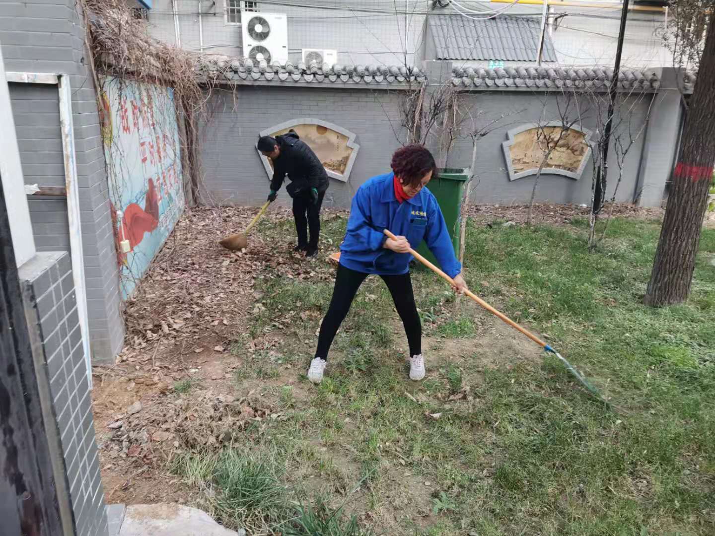 用愛心守護(hù)業(yè)主，用行動(dòng)扮靚家園